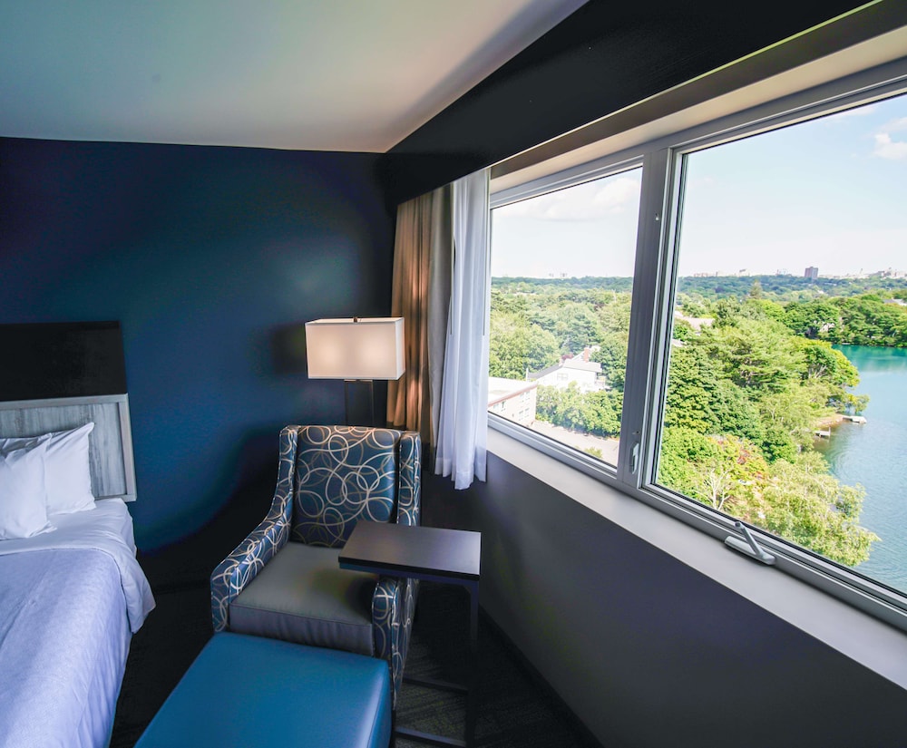 Best Western Plus Chocolate Lake Hotel 50/80