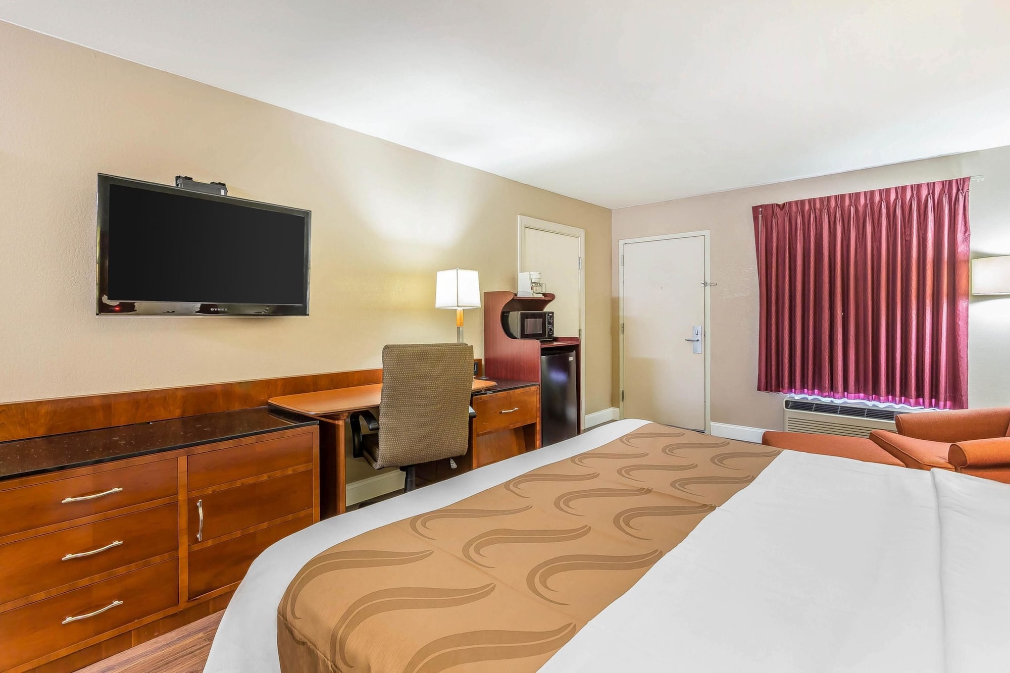 غرفة بسرير كينج لذوي الإعاقة، Quality Inn & Suites near Robins Air Force Base 7/10