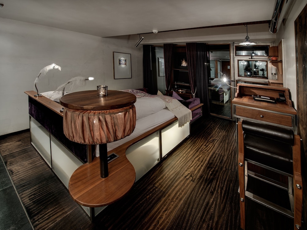 Backstage Hotel 40/48