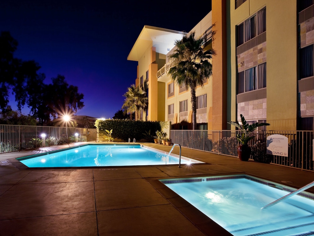 Holiday Inn Express Hotel And Suites Fremont Milpitas Central 66/69