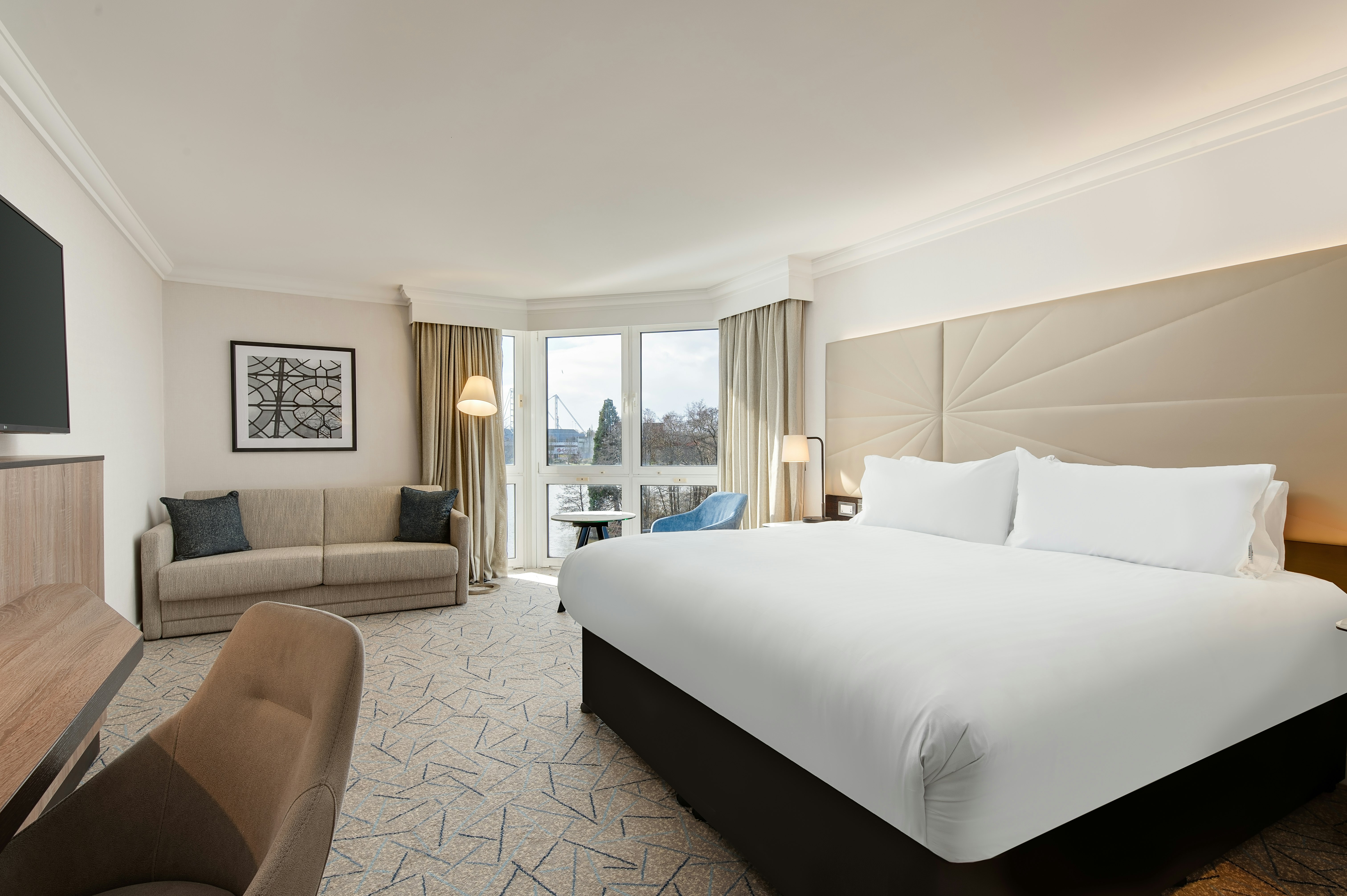SUITE, CORNER