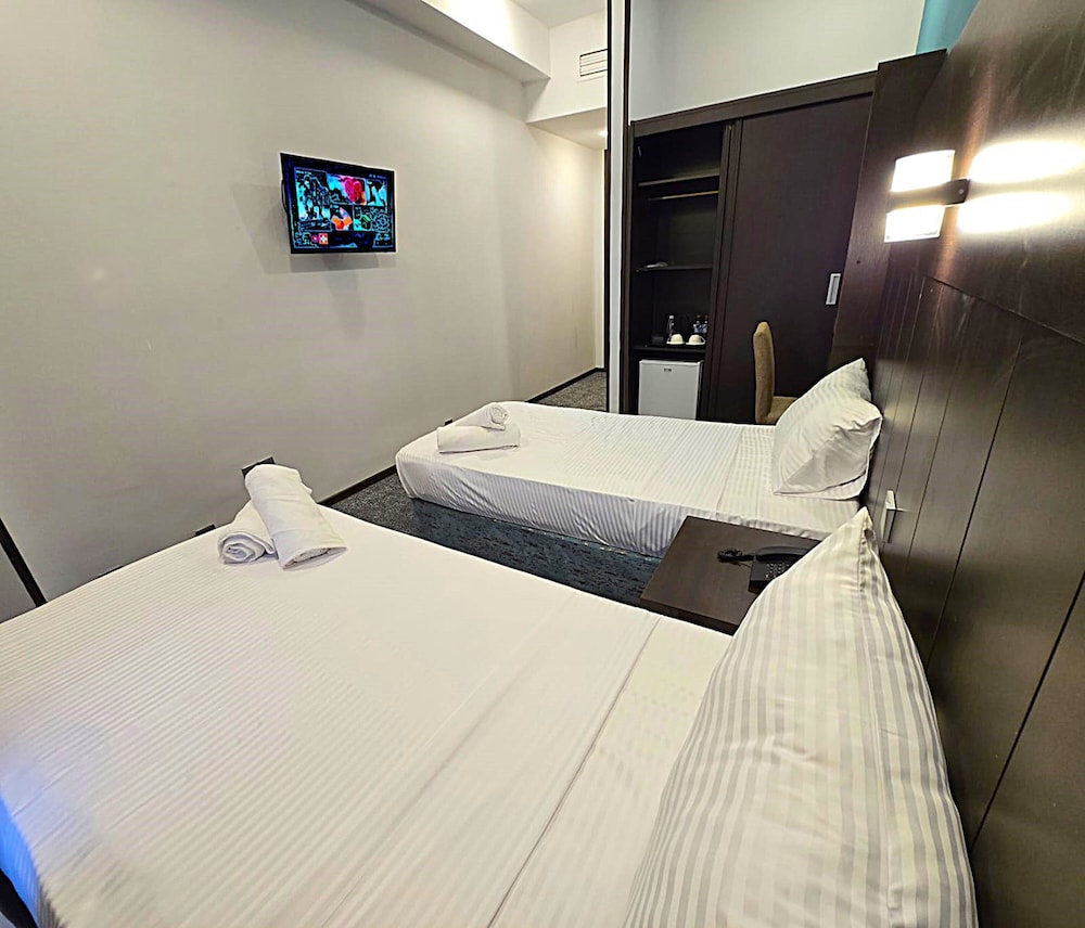 ROOM, DOUBLE OR TWIN BED, CITY VIEW
