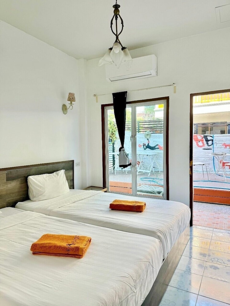 ROOM, TWIN BEDS