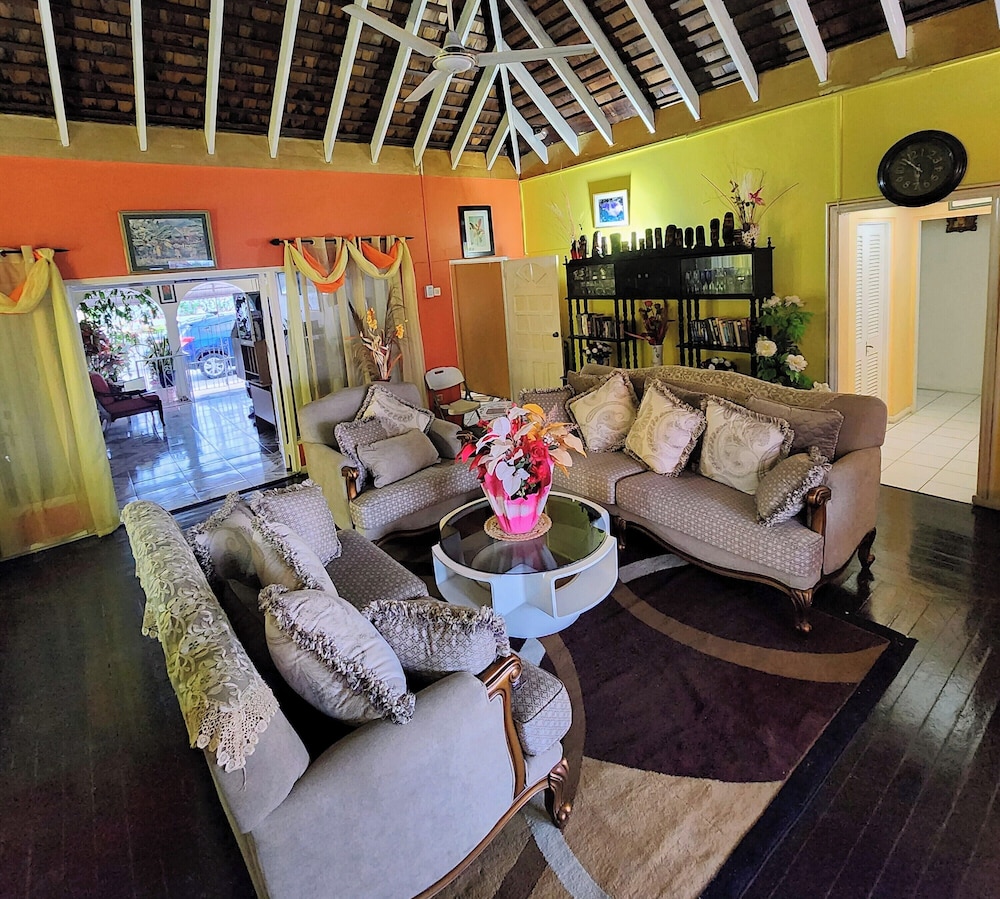 Pinkhibiscus Guest House 40/50