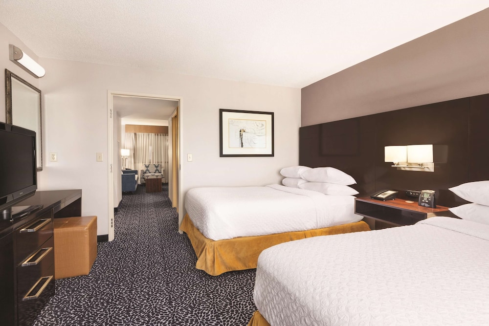 Embassy Suites Louisville East 25/73