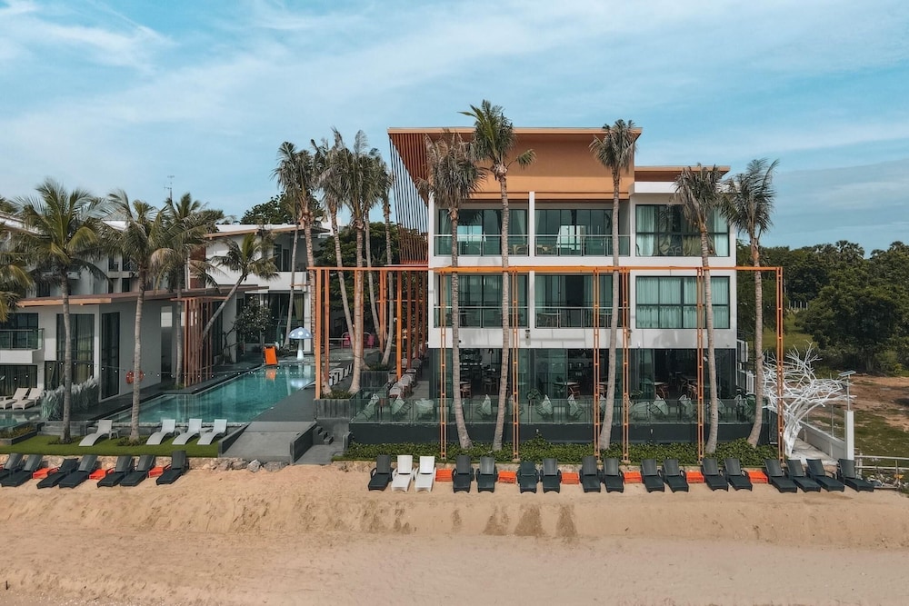 Eco Cozy Beachfront Resort Chaam in Cha-am