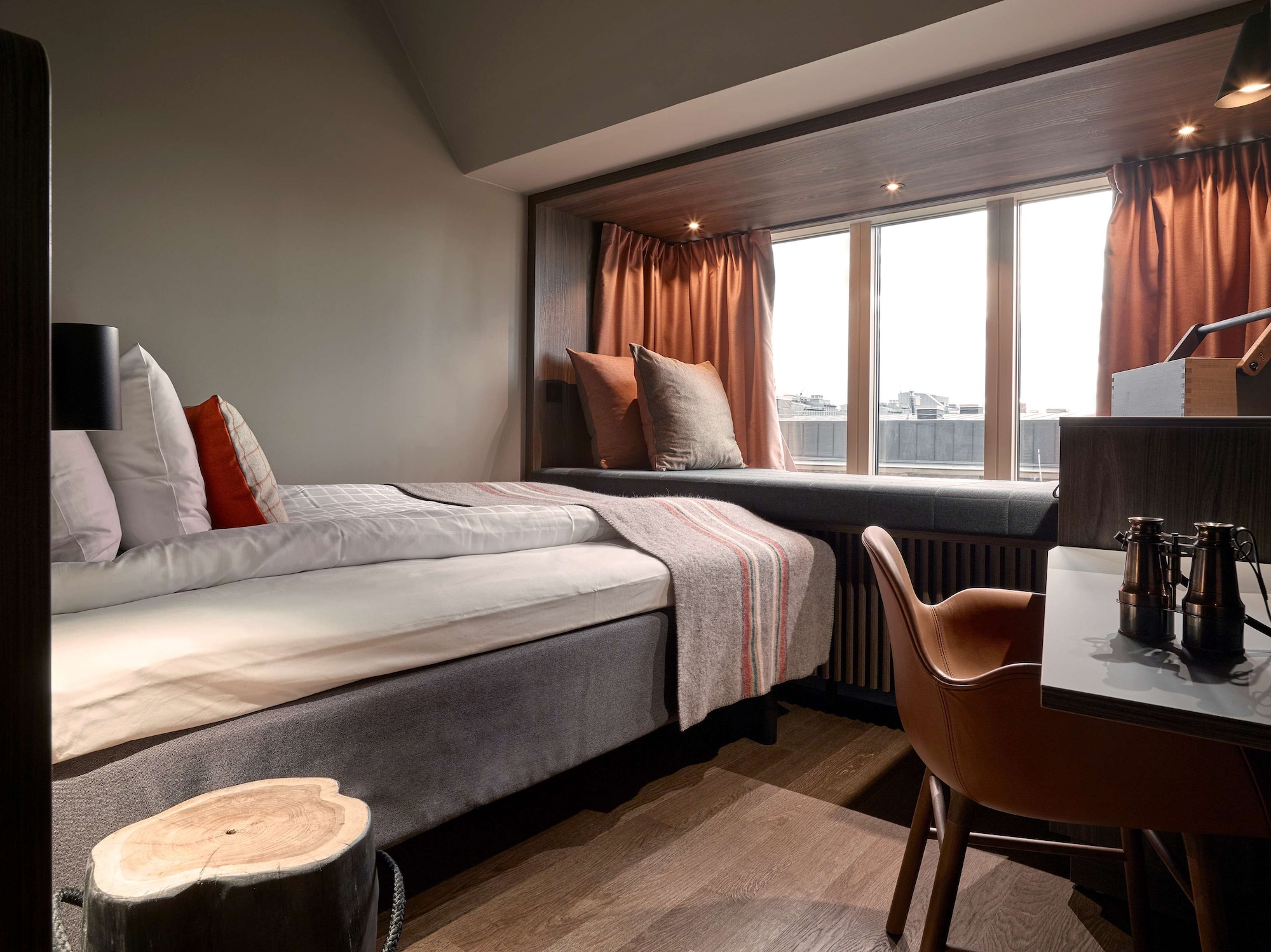 ROOM, SINGLE