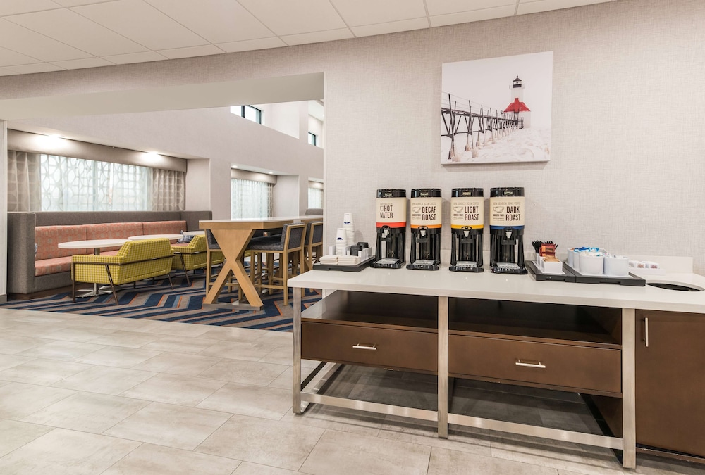 Hampton Inn and Suites Benton Harbor MI 38/47