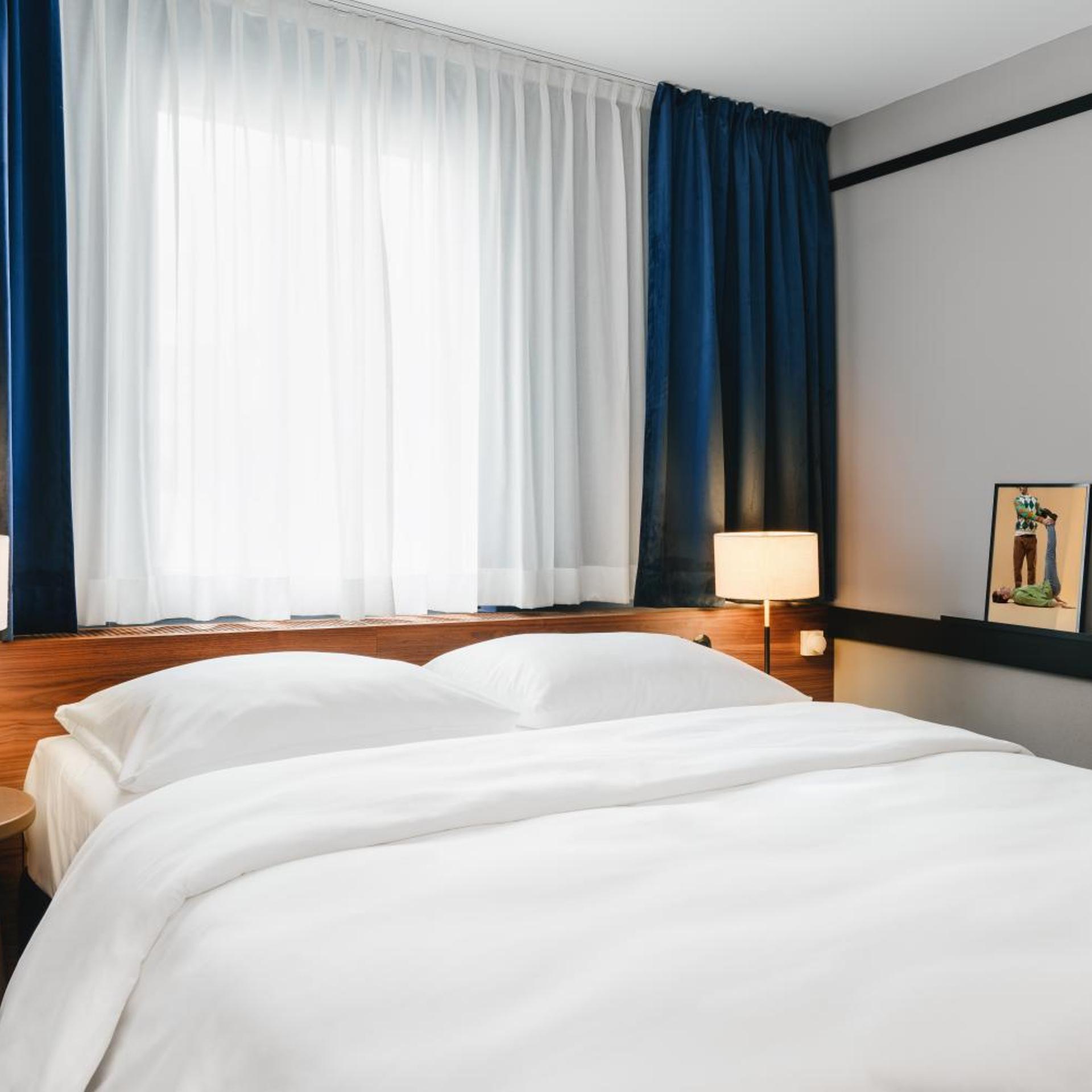ROOM, SINGLE