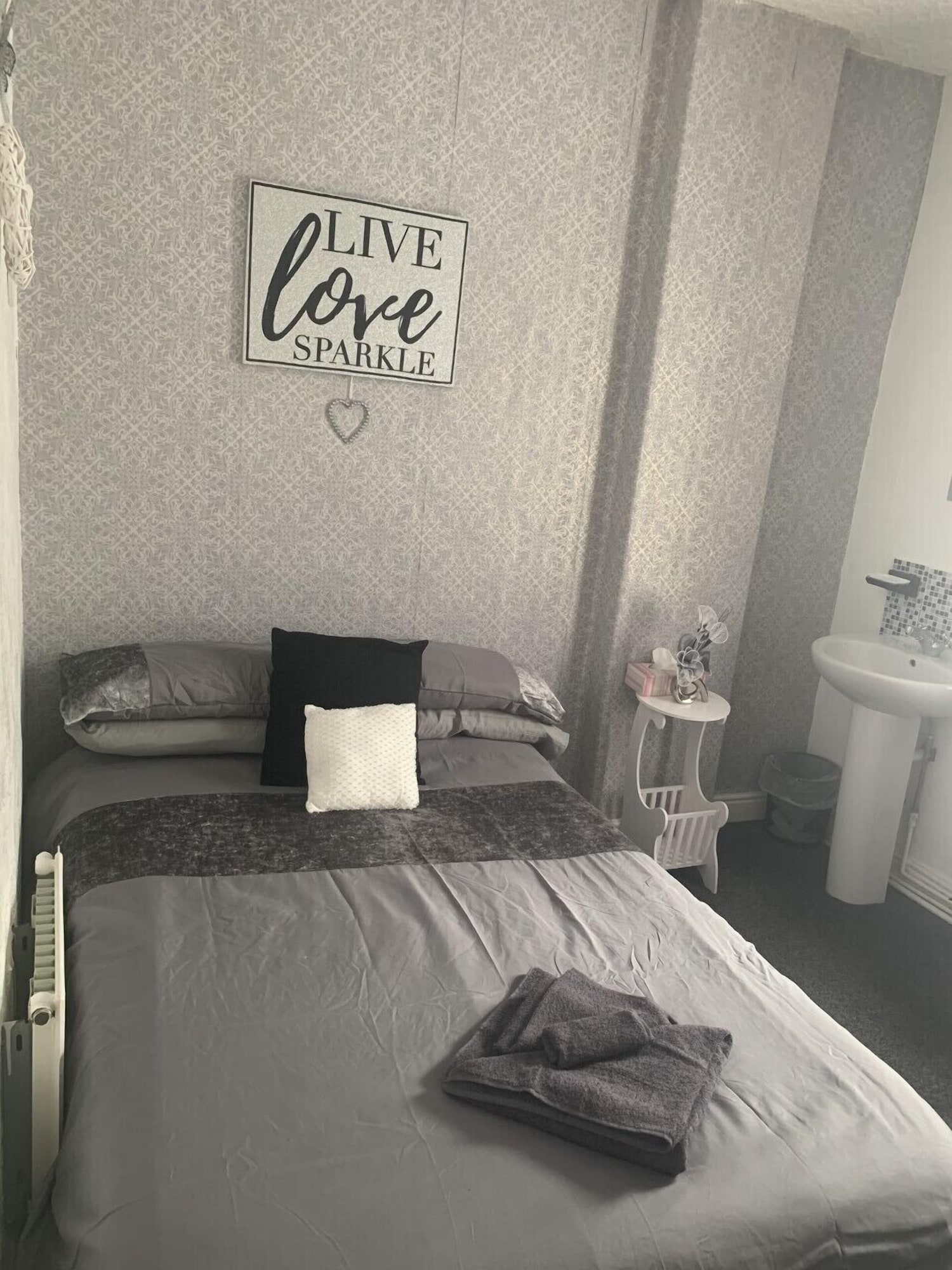 ROOM, SINGLE