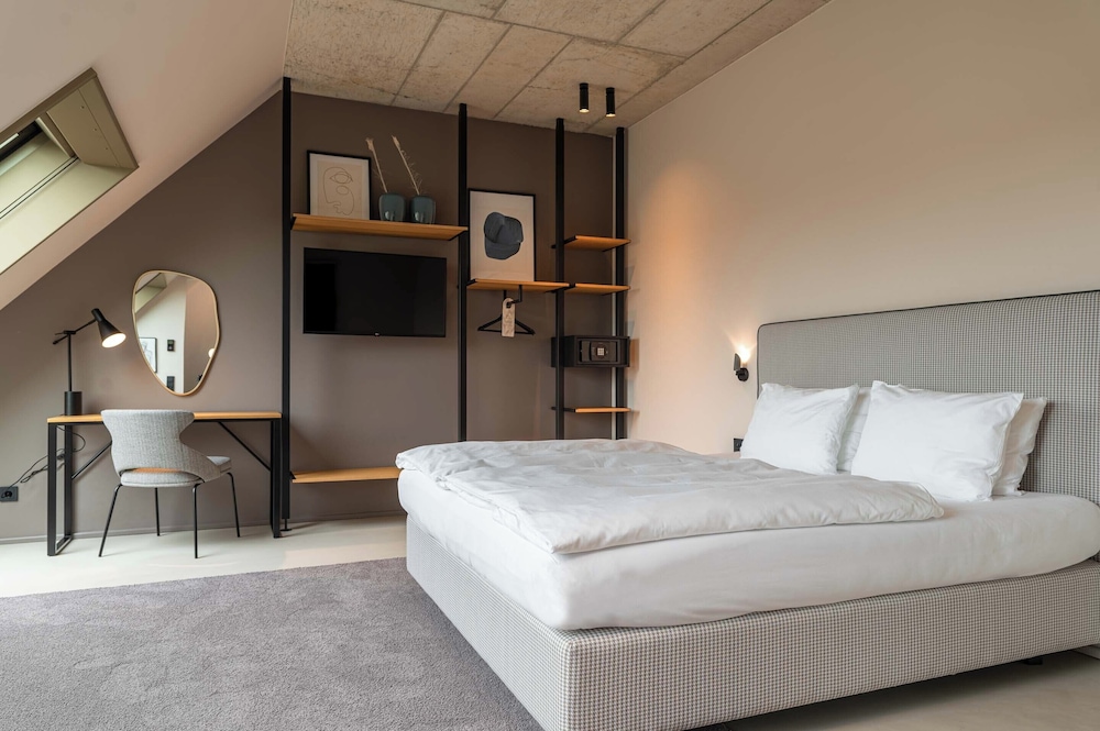 1 BEDROOM, SUITE