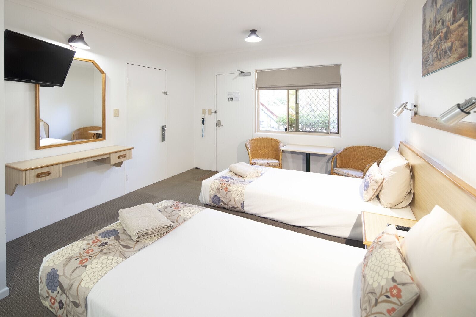 STUDIO, TWIN BEDS