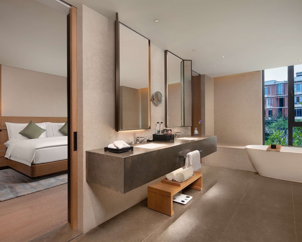 غرفة بريميوم بسرير كينج، Grand WUJI Hotel, in The Unbound Collection by Hyatt 3/3