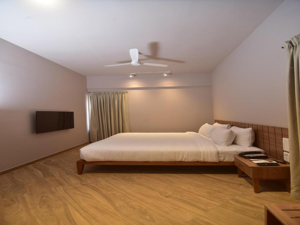 1 Bedroom, Queen Bed, Golf Course View, Living Area, Kitchenette