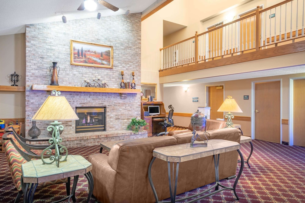 Baymont by Wyndham Lakeville 10/17