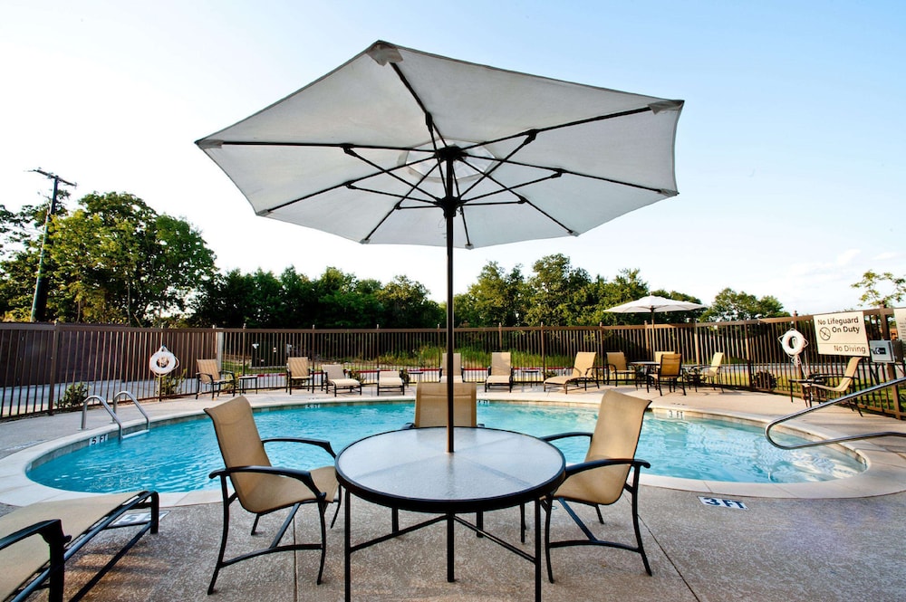 Hampton Inn and Suites Denison, TX 6/60