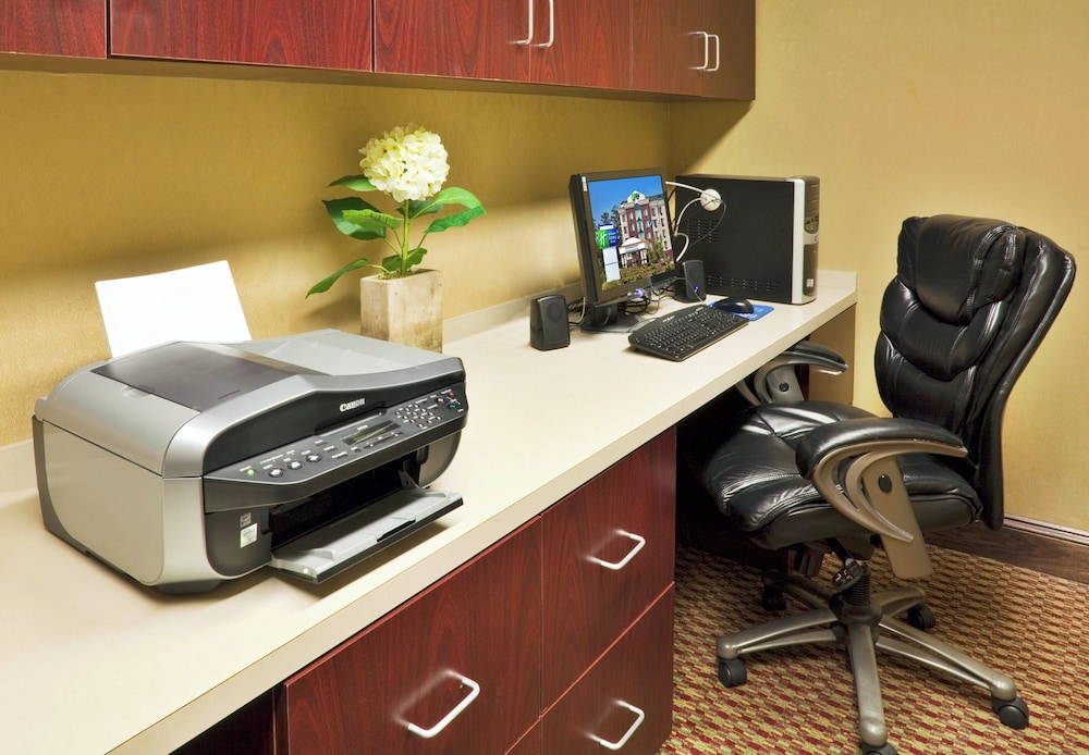 Holiday Inn Express & Suites Birmingham - Inverness 280, an IHG Hotel 68/74