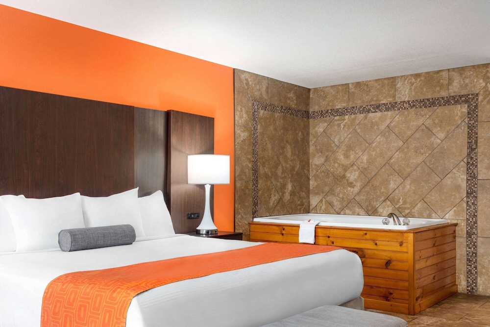 Howard Johnson By Wyndham Pigeon Forge 24/68