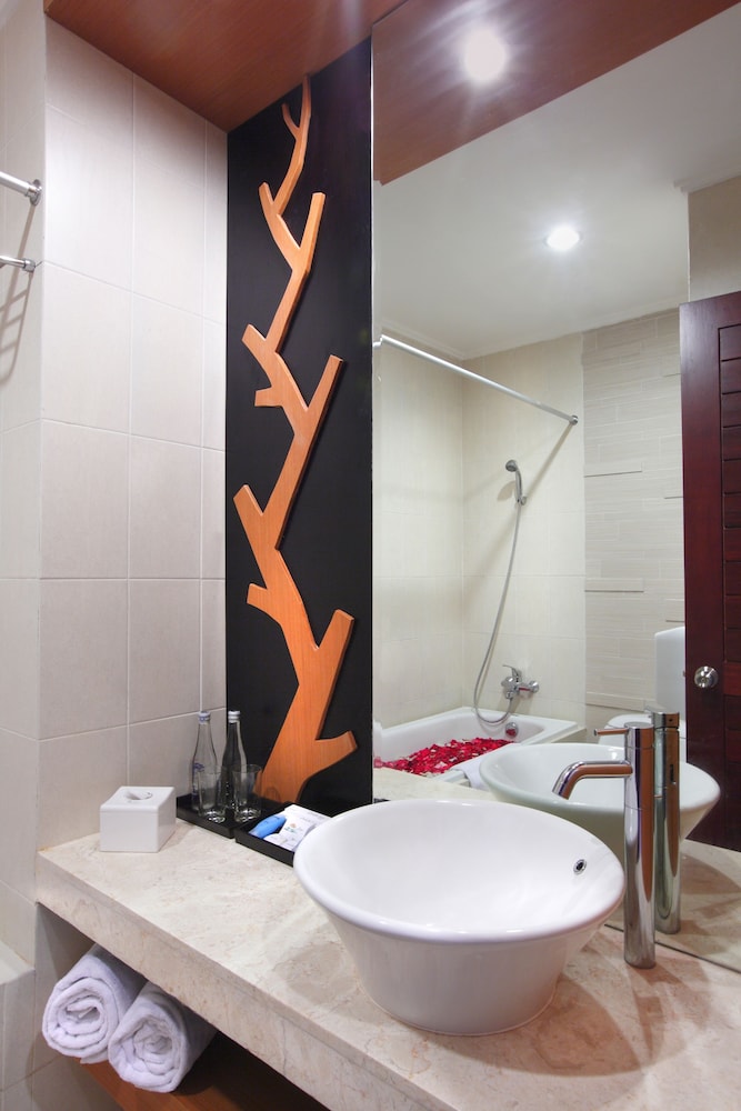 ADHI JAYA HOTEL 32/56