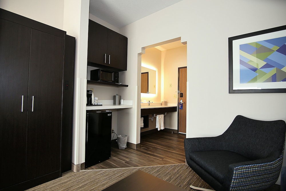 Holiday Inn Express Hotel And Suites Ashland 44/55