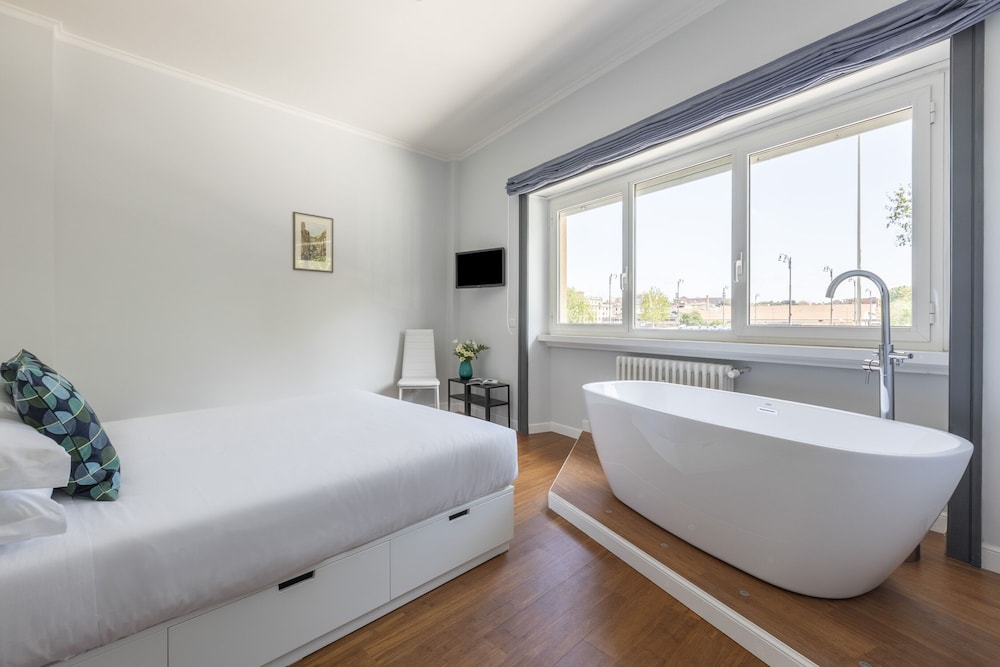 DELUXE, STUDIO, SUITE, QUEEN BED