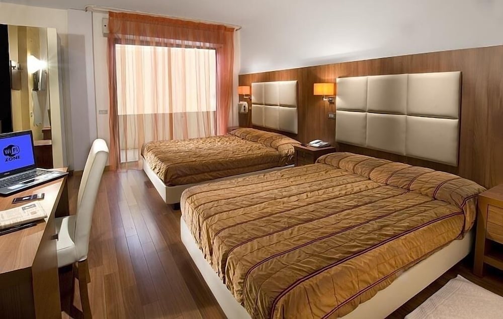 ROOM, TRIPLE, PARTIAL SEA VIEW, BALCONY