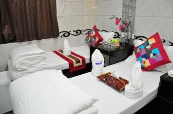 ROOM, TWIN BEDS