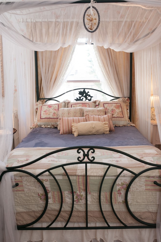 South Broadway Manor Bed and Breakfast 59/72