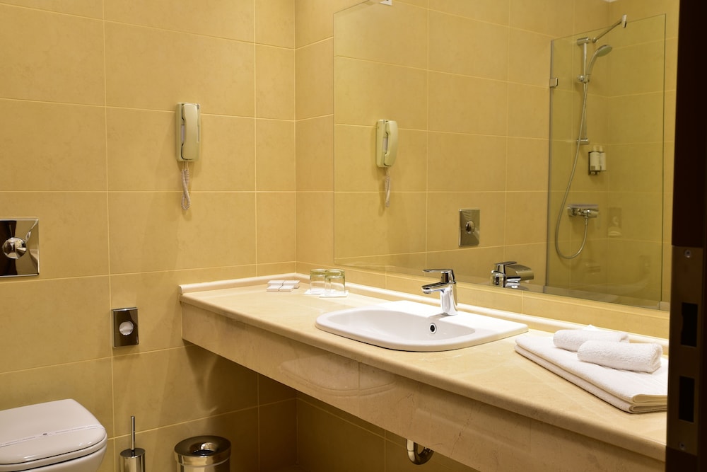 CENTRAL PLAZA HOTEL 46/50