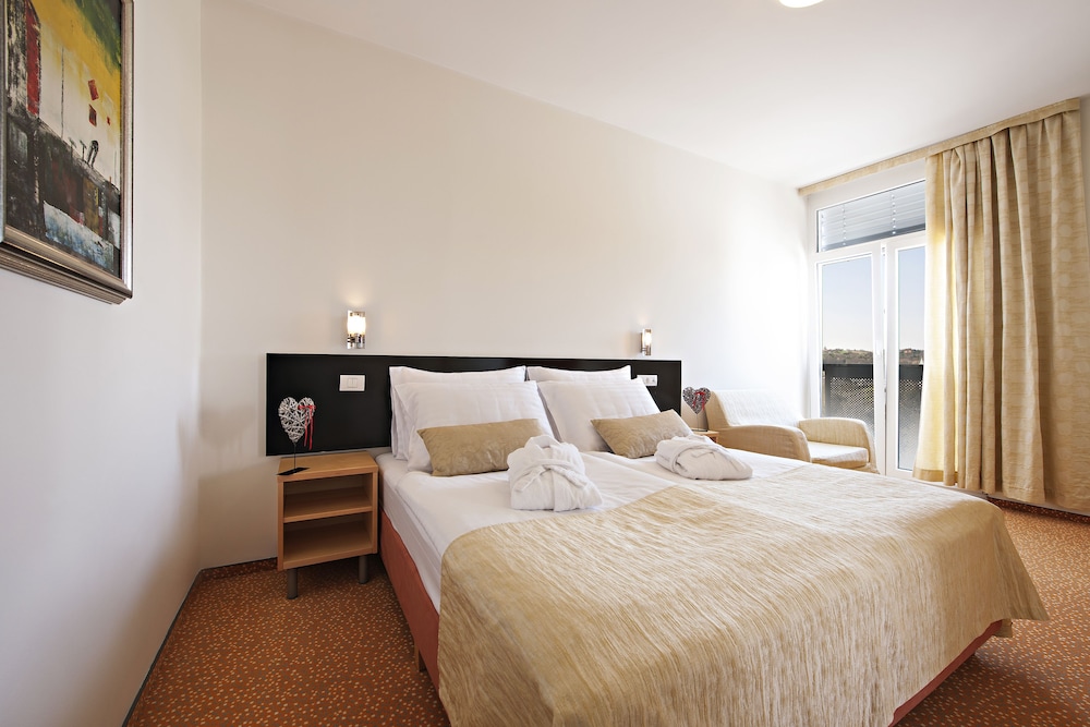 Radin Hotel 9/43
