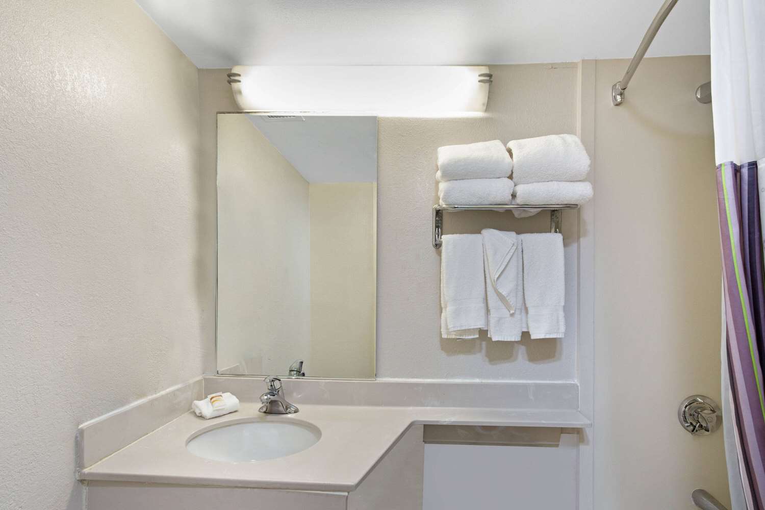 La Quinta Inn & Suites by Wyndham New Haven 47/49