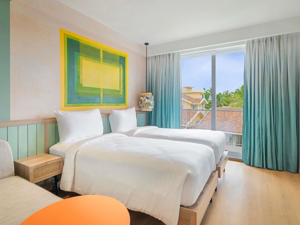 PREMIER, TWIN BEDS, POOL VIEW
