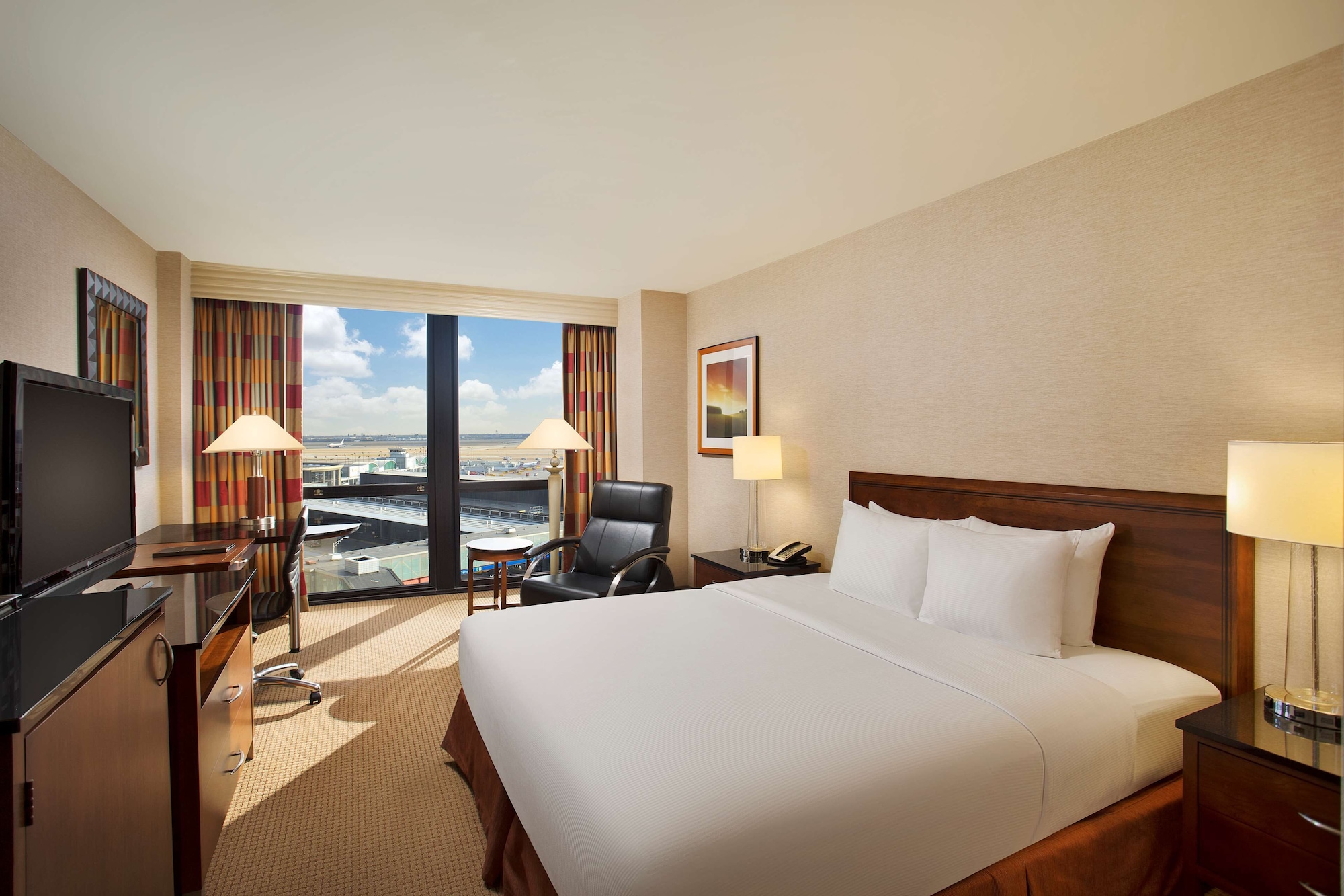 BUSINESS, KING BED, ACCESSIBLE