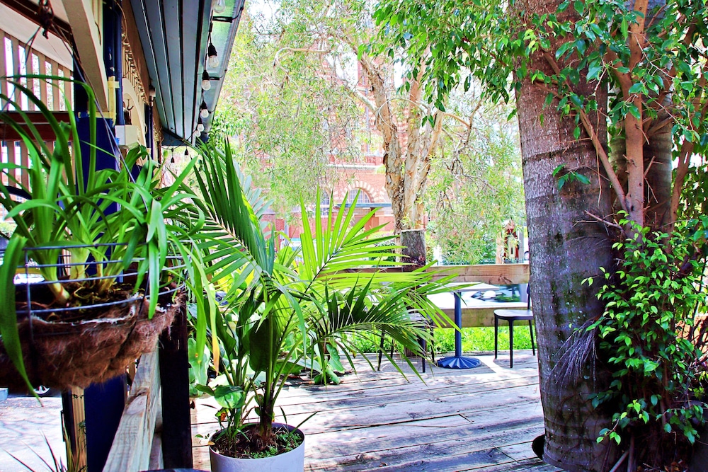 BRISBANE MANOR HOTEL 57/60