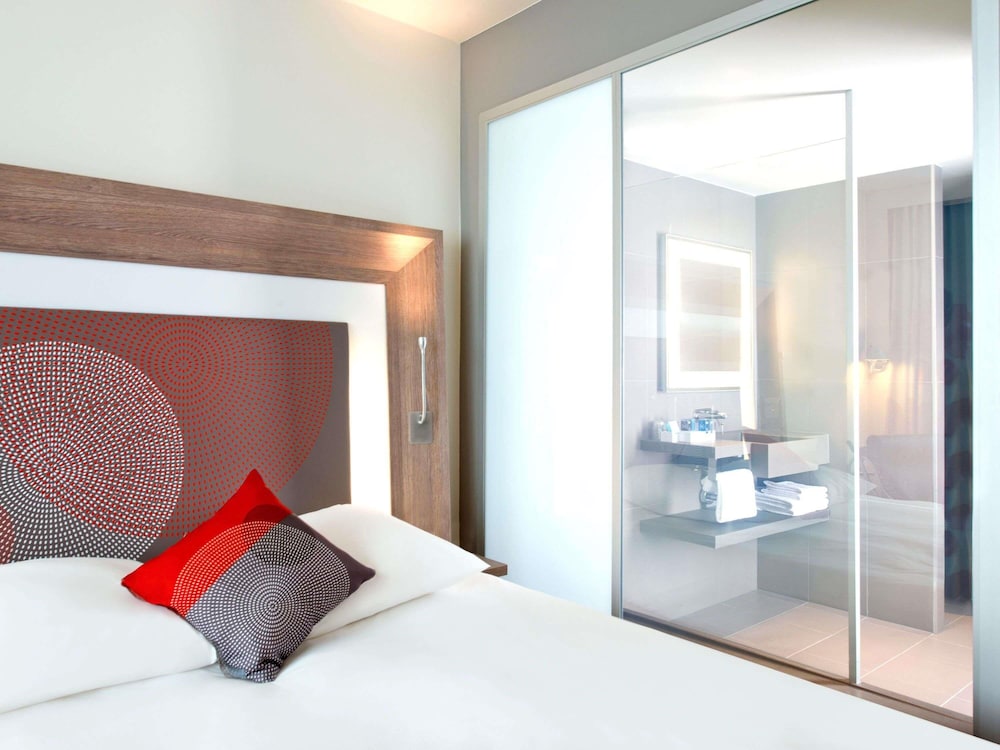 Novotel London Brentford 19/79