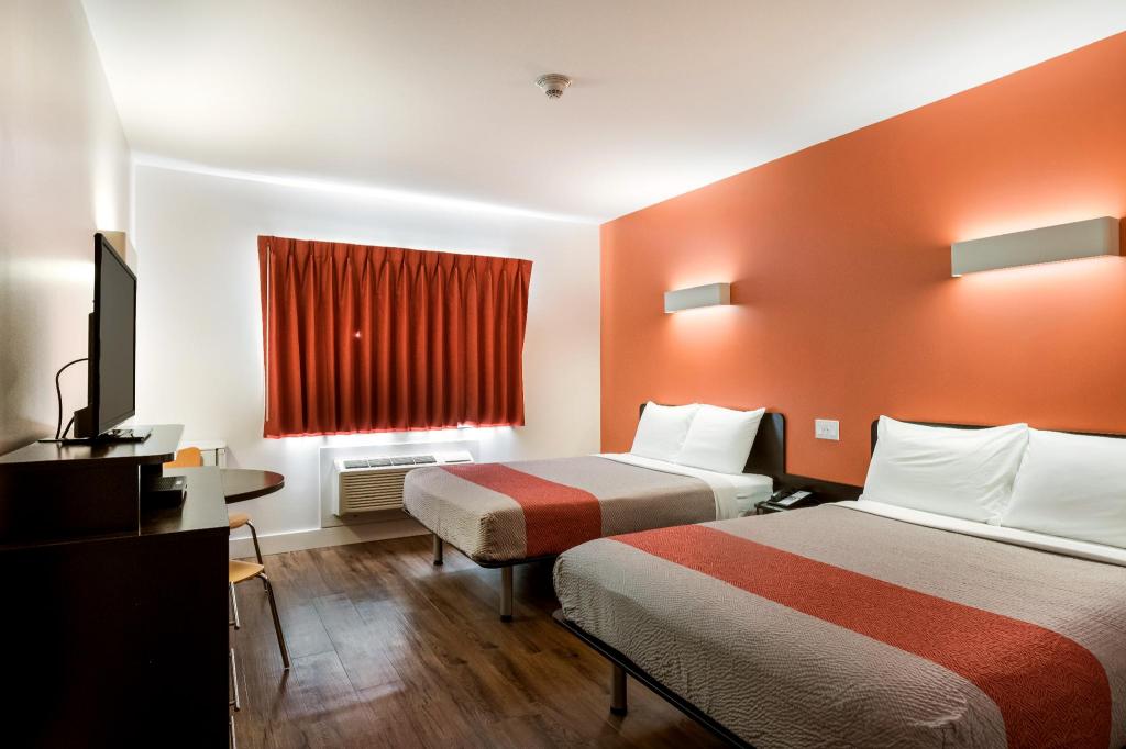 2 Queen Beds - Non-Smoking, Mini Fridge