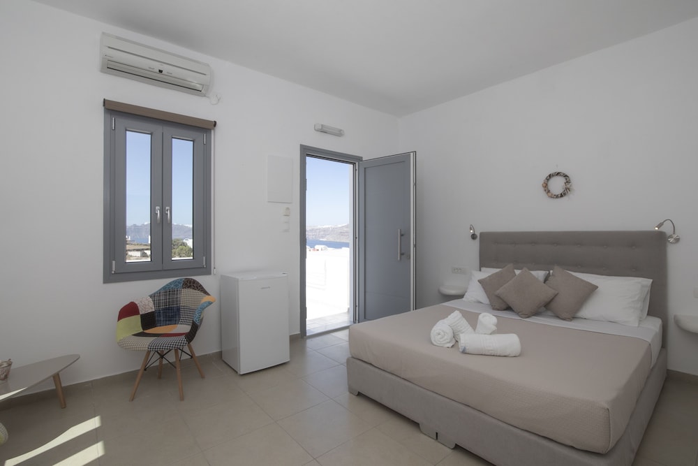 Thira S Dolphin Hotel 8/72