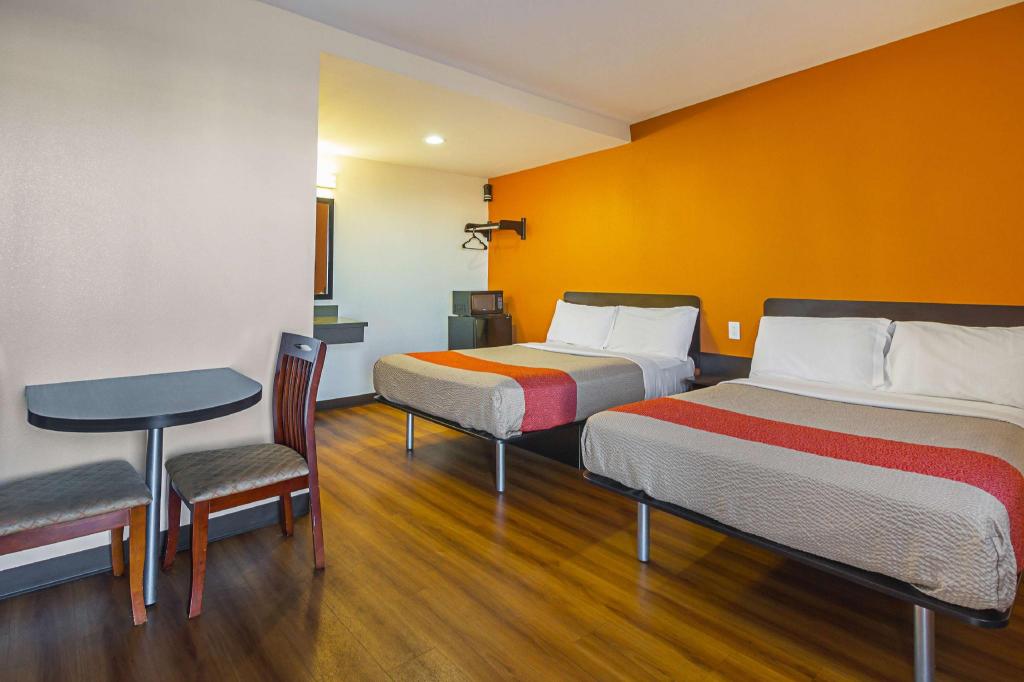 2 Full Beds - Non-Smoking, Micfridge