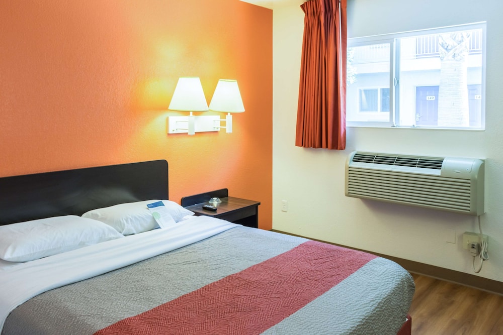 Motel6 Bakersfield, CA - East 24/39