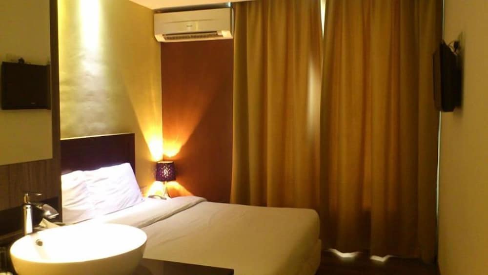 DELUXE, DOUBLE BED