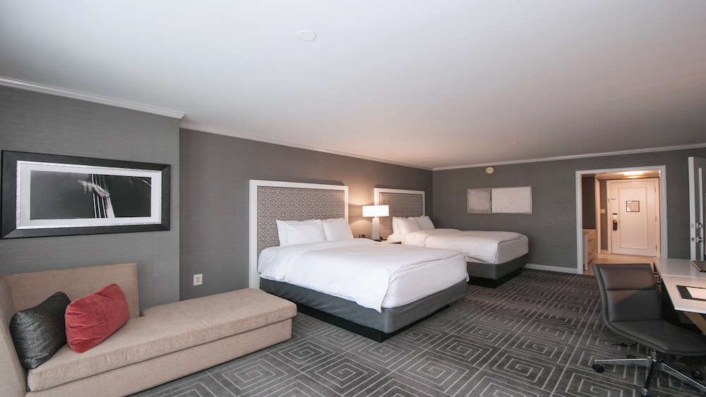 Premium, 2 Queen Beds, Plaza View, Balcony