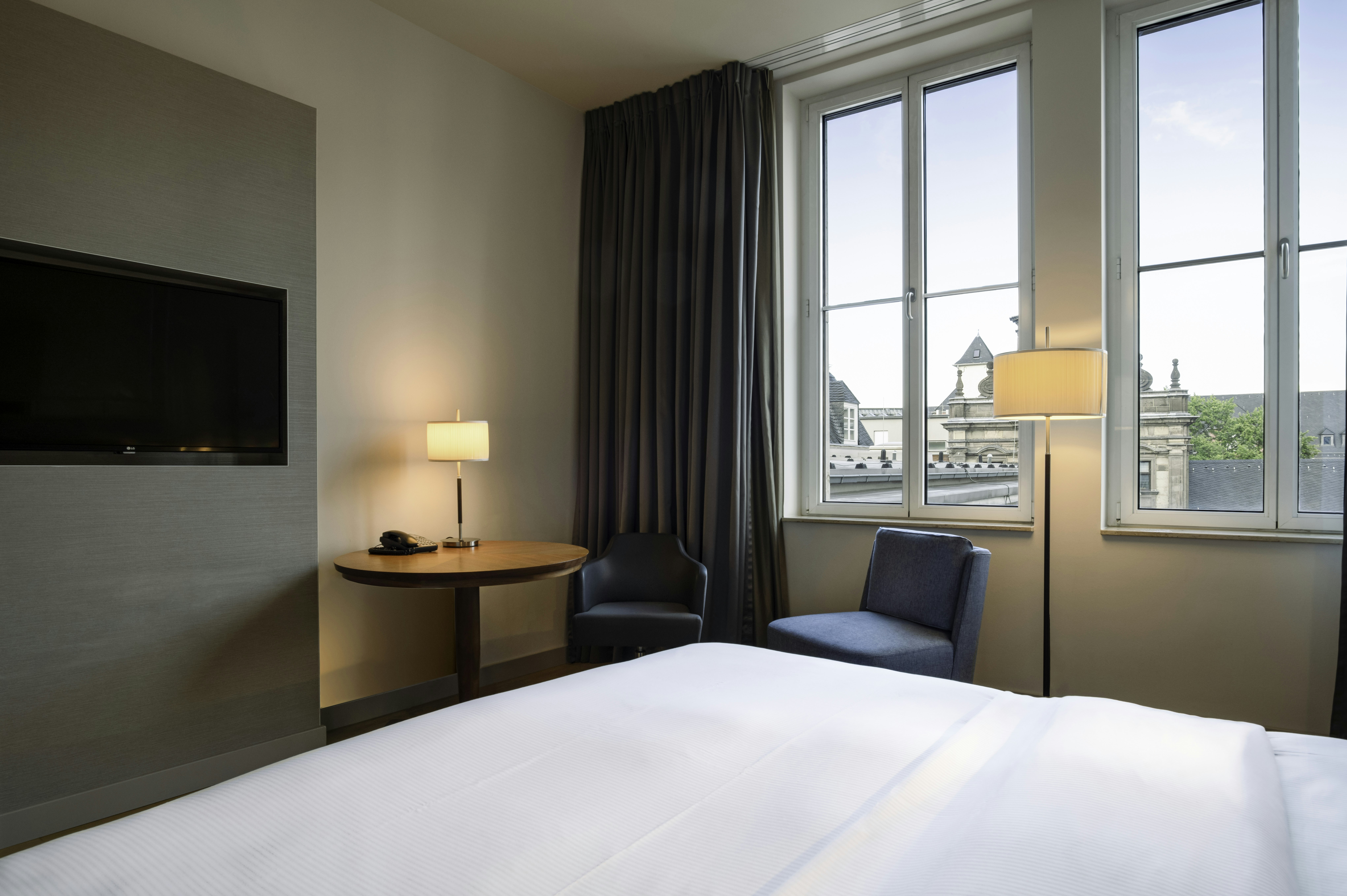 DOM, KING BED, WITH VIEW