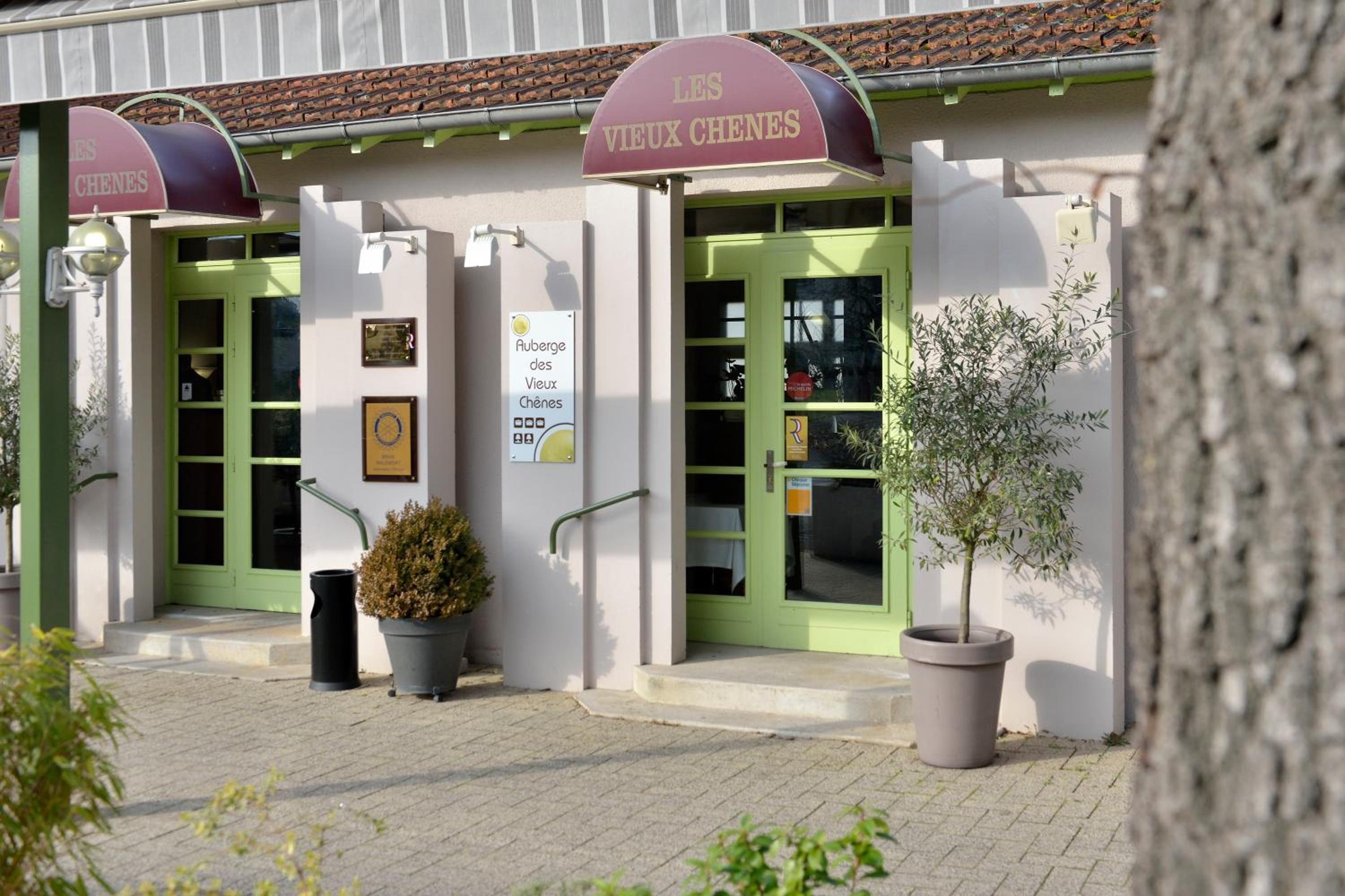 LOGIS AUBERGE DES VIEUX CHENES 4/25