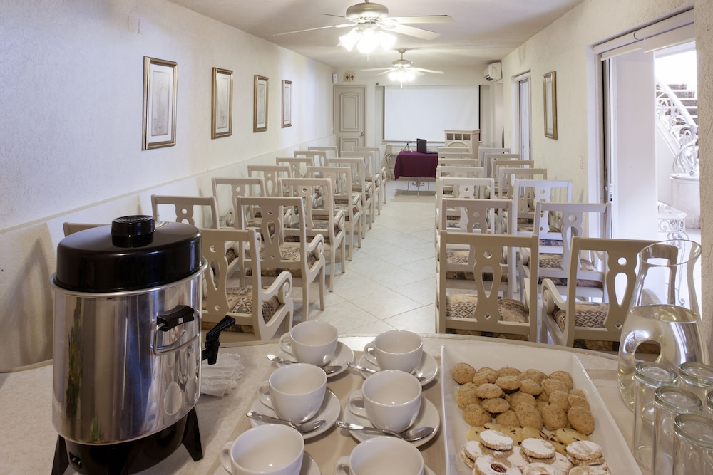 HOTEL AND SUITES QUINTA MAGNA 写真2