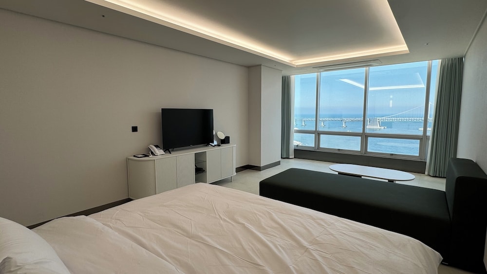 Sky, Ocean, King Bed