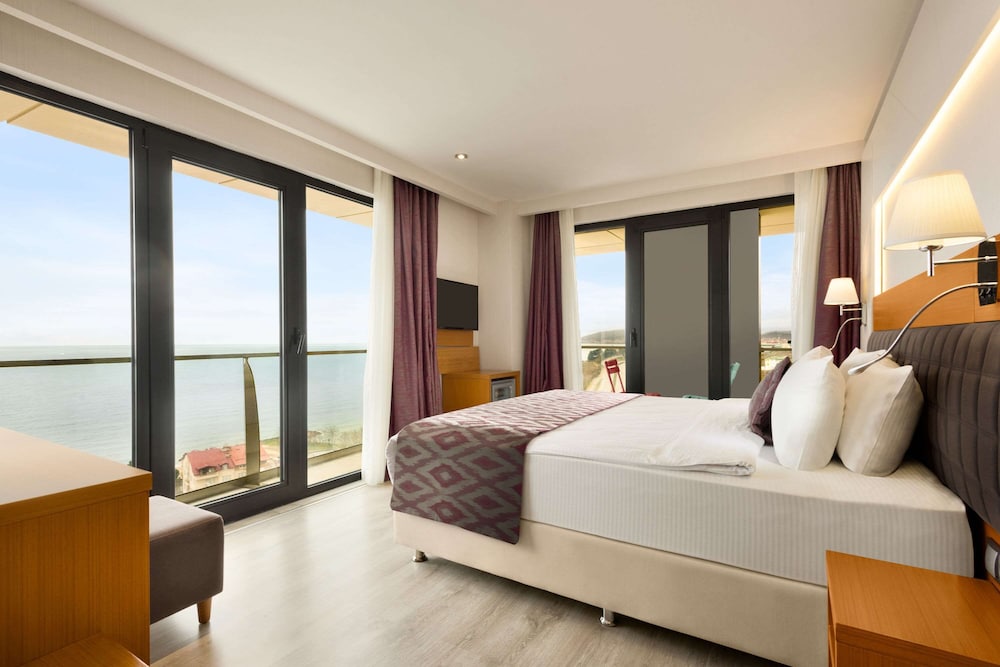 Suite, King Bed, Smoking