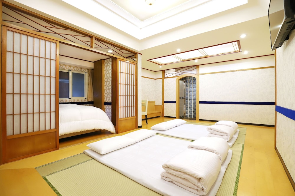 Phoenix Pavilion Hot Spring Hotel 33/65