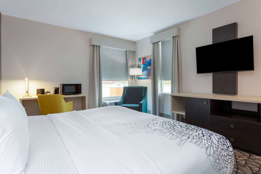 La Quinta Inn & Suites by Wyndham Shorewood 16/40