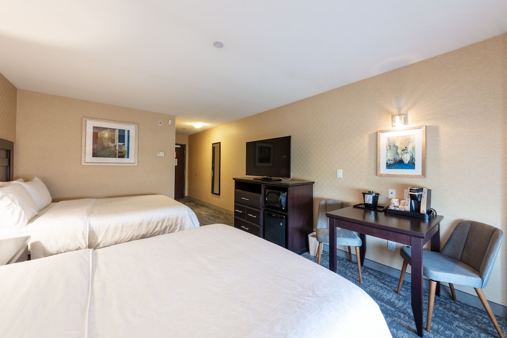 Holiday Inn Express Suites Riverport 31/76