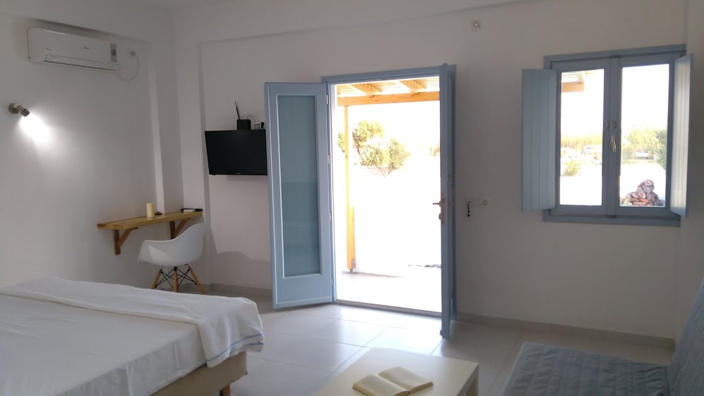 ROOM, DOUBLE OR TWIN BED, POOL VIEW, SOFA